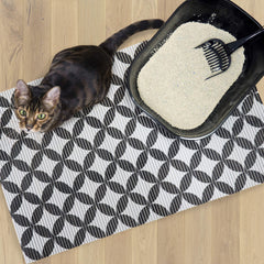 Fresh Kitty tapis à côté d'un bac pour comparaison de taille et couverture étendue