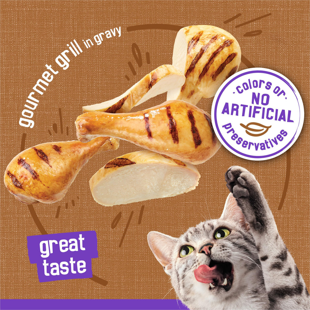Friskies chat mangeant dans une coupe illustrant l'acceptation et le plaisir