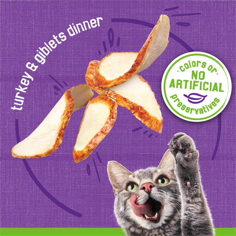 Friskies Purina main servant la pâtée pour un contrôle précis des portions