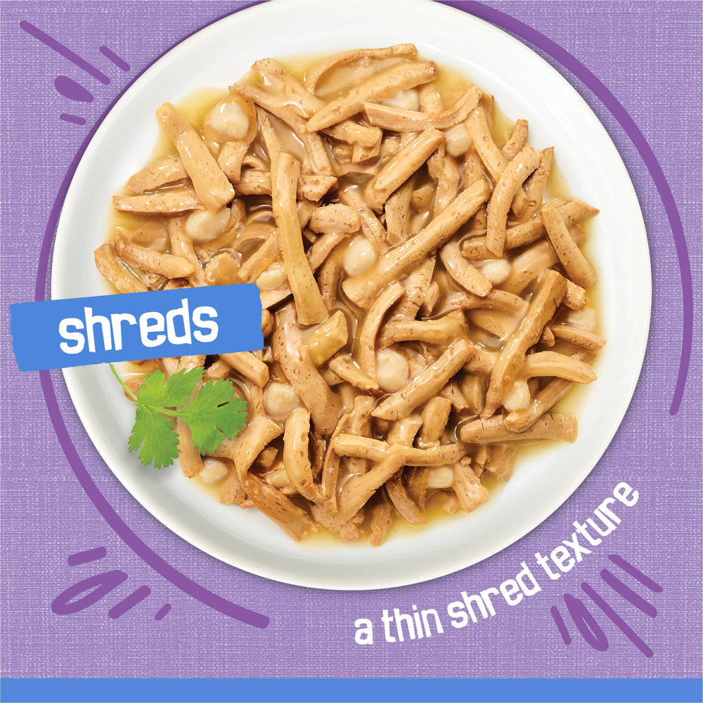 Friskies Purina gros plan sur la texture des shreds montrant une consistance tentante