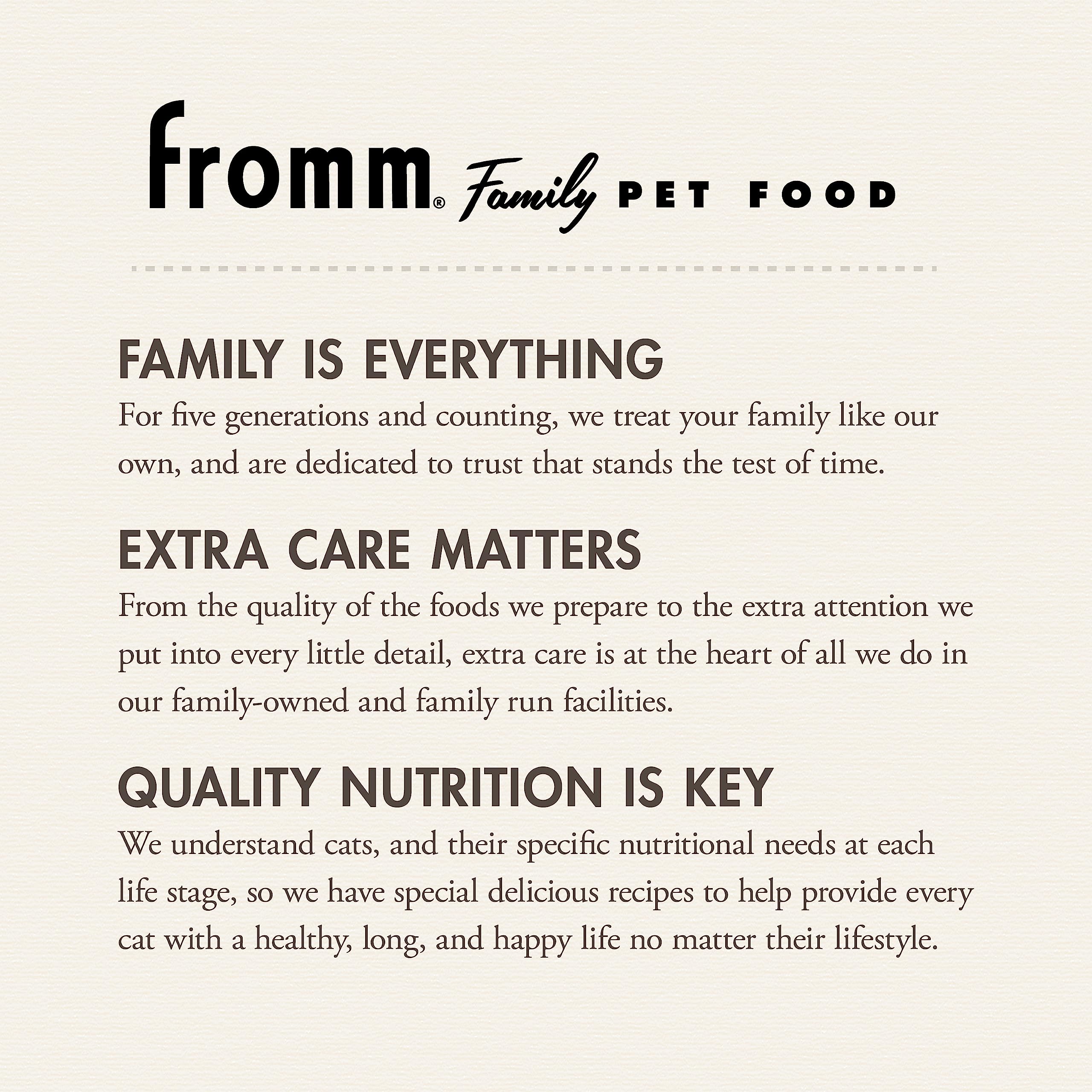Fromm chat adulte mangeant dans un bol, favorise contrôle des portions