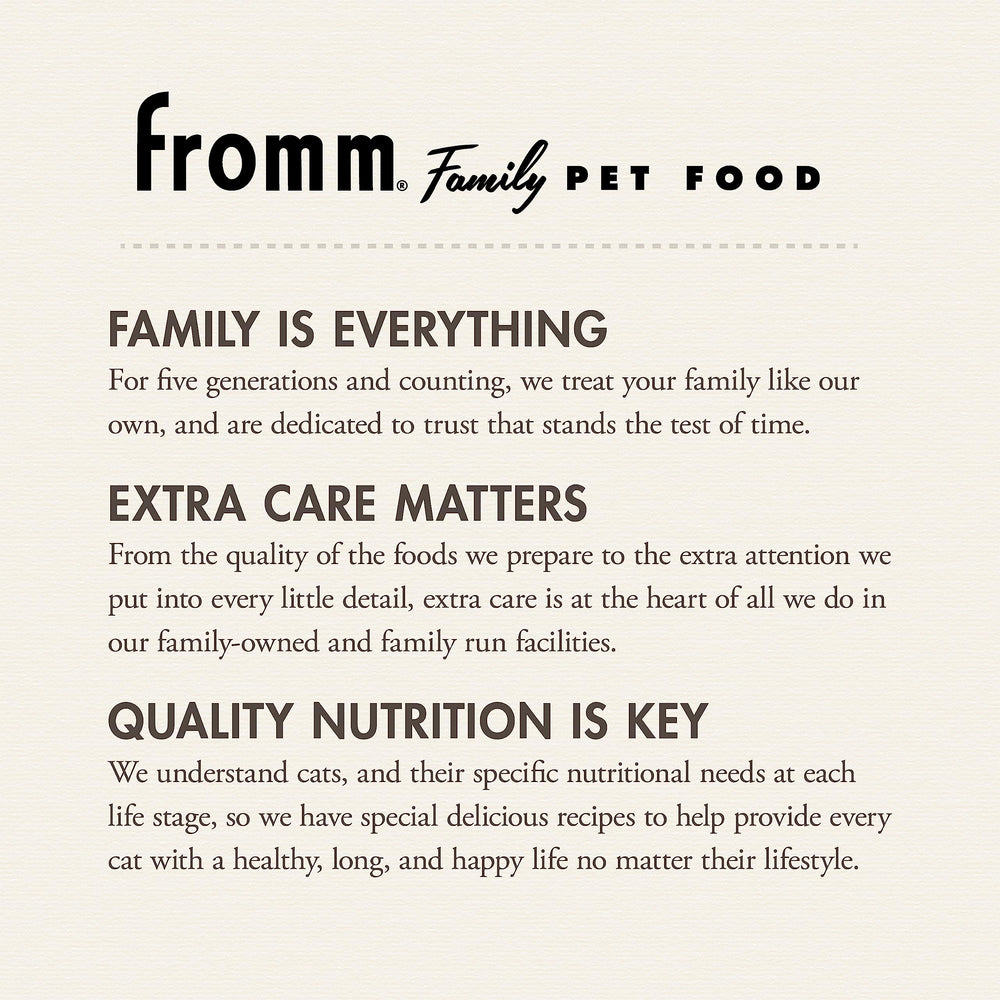 Fromm chat adulte mangeant dans un bol, favorise contrôle des portions