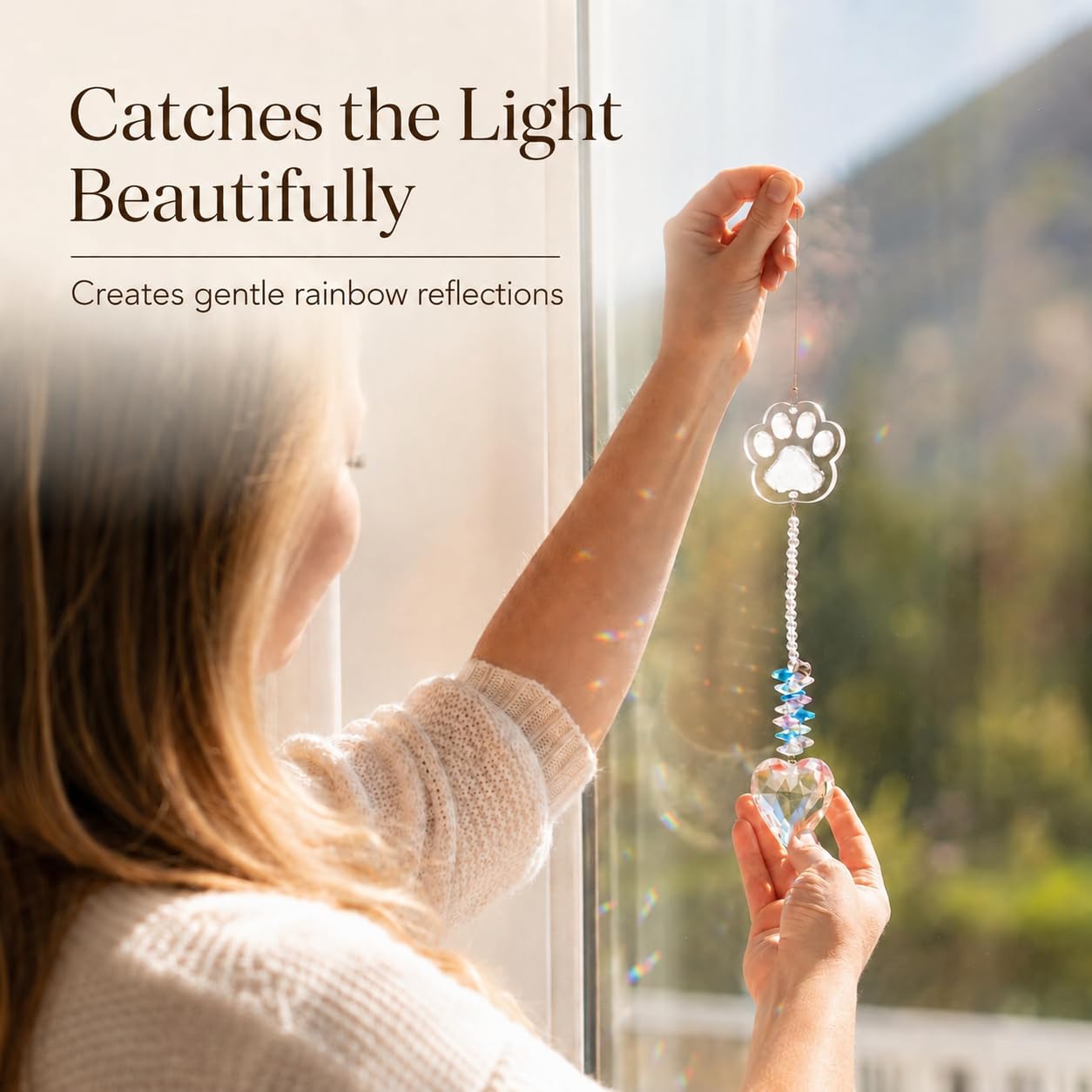 FUREVER MOMENTS scène de vie avec suncatcher près d'une fenêtre apportant lumière