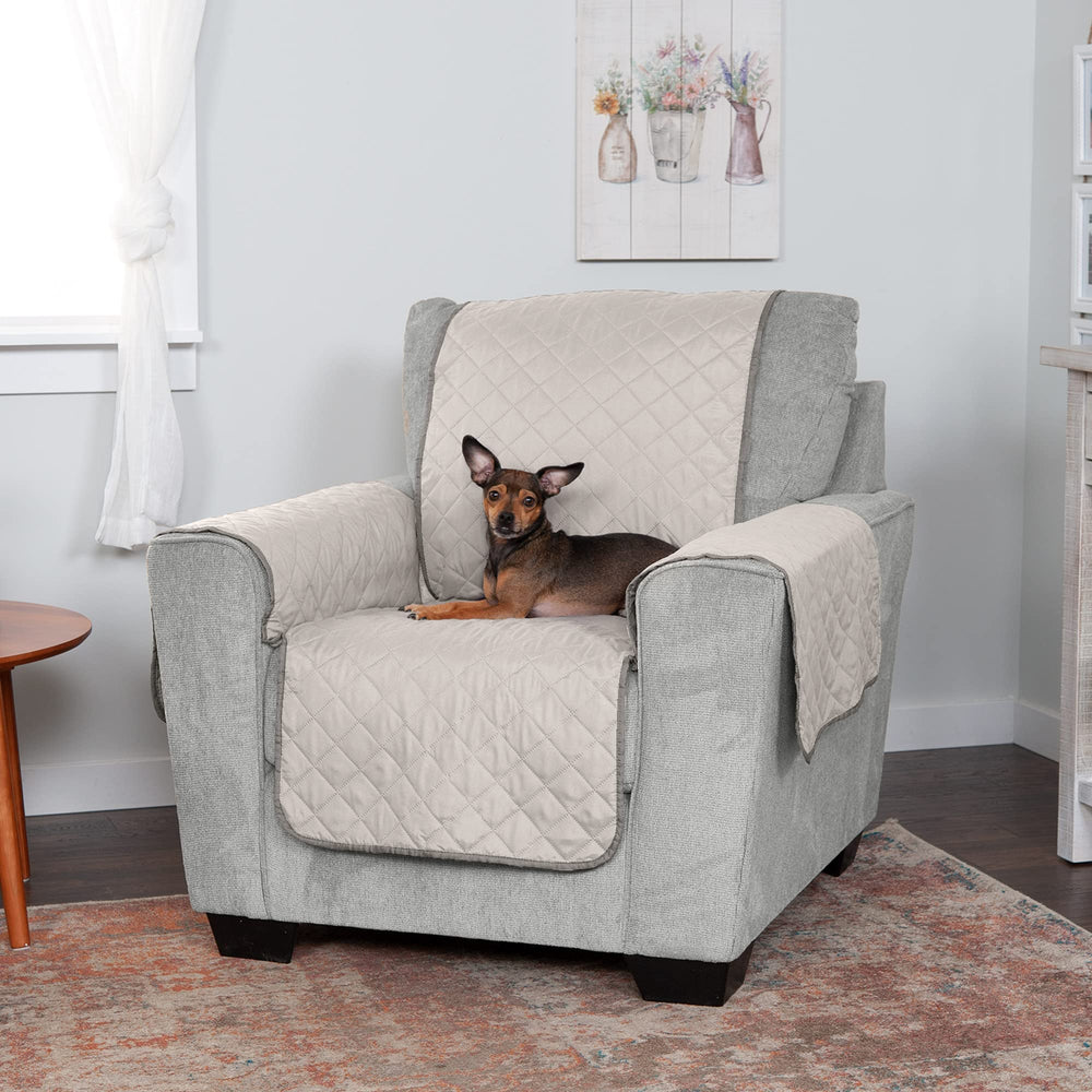 Furhaven housse installée avec chien confortable sur le fauteuil