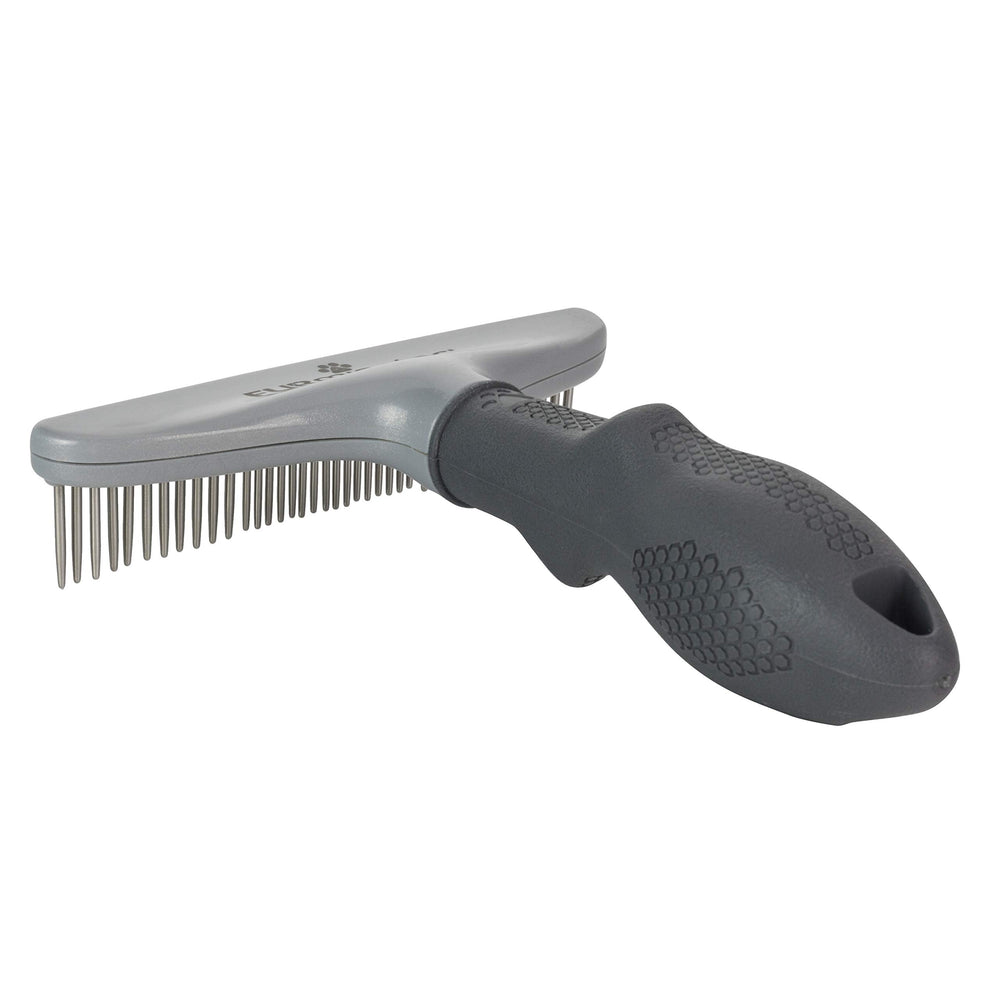 FURminator tenue en main pour comparer la taille et la maniabilité