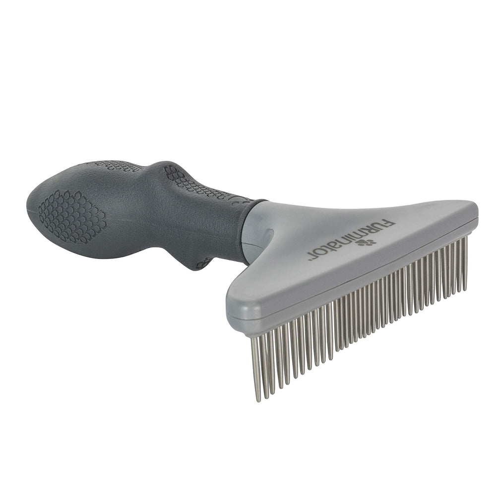 FURminator utilisé sur un chat réduisant les poils morts et les tapis