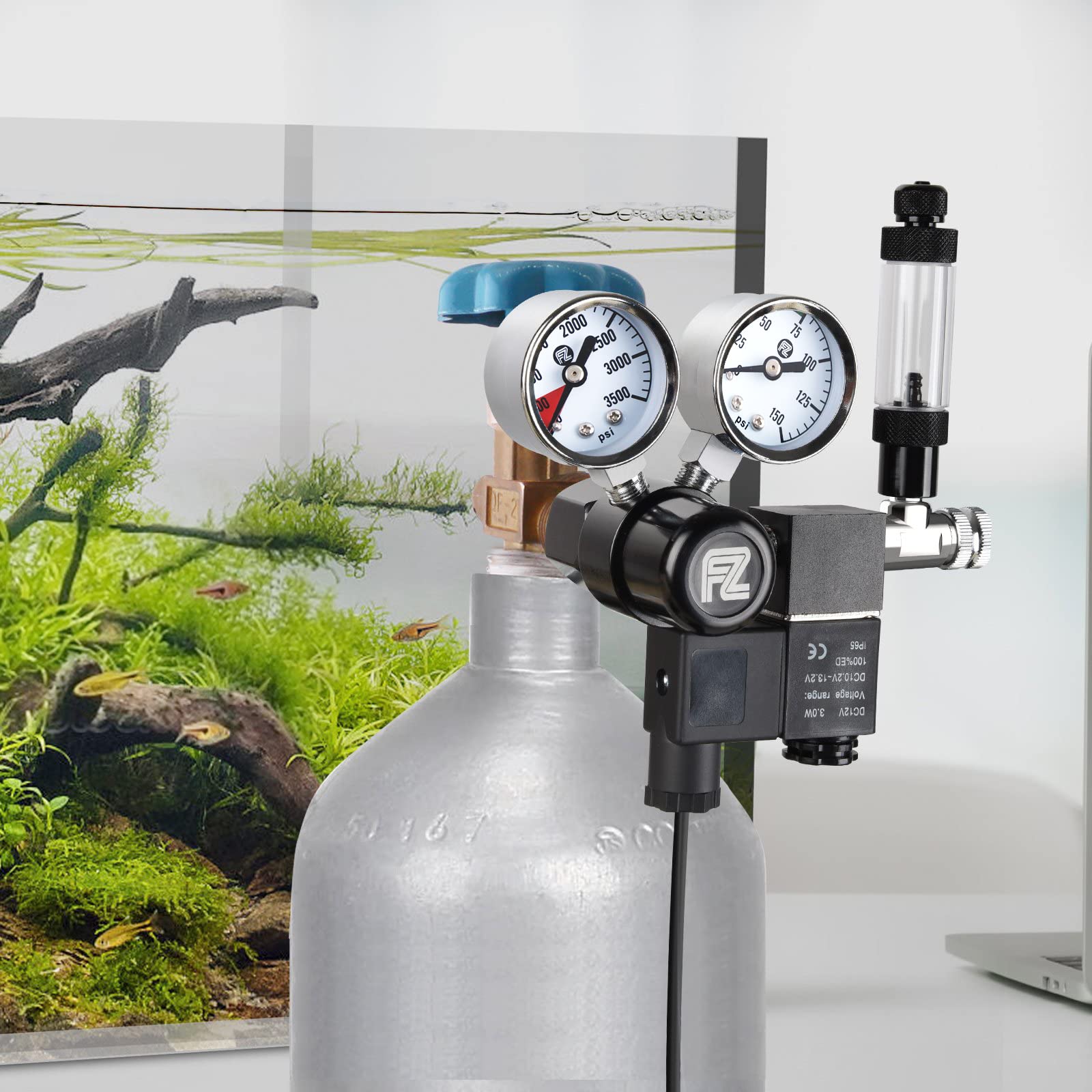 FZONE régulateur en situation dans un aquarium planté montrant résultat stable
