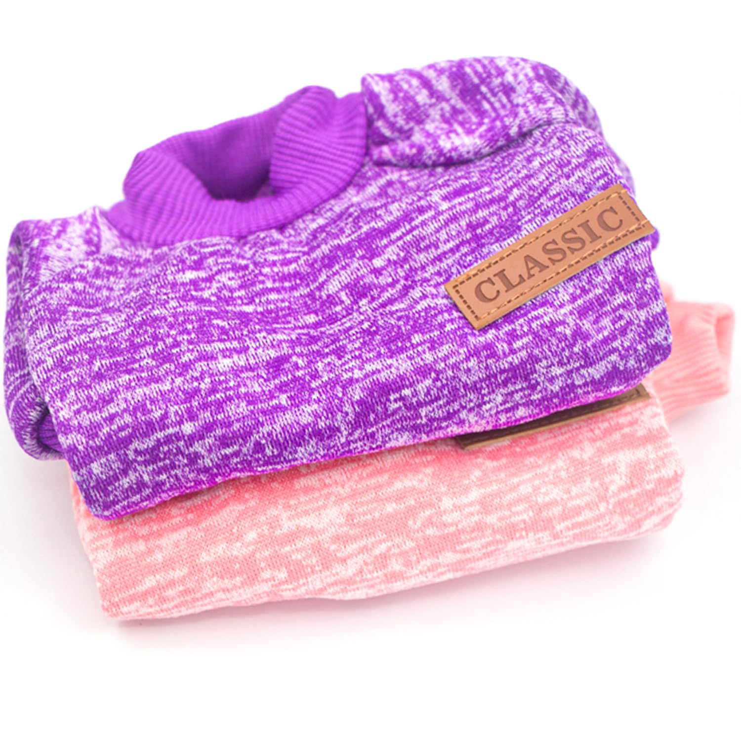 Generic pull scène domestique stylée gardant le chien au chaud