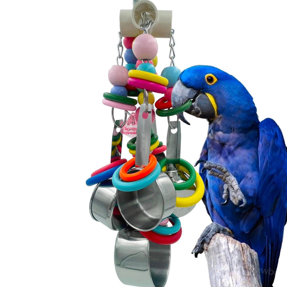 GILYGI vue avant du jouet montrant coupelles acier et anneaux colorés pour stimulation