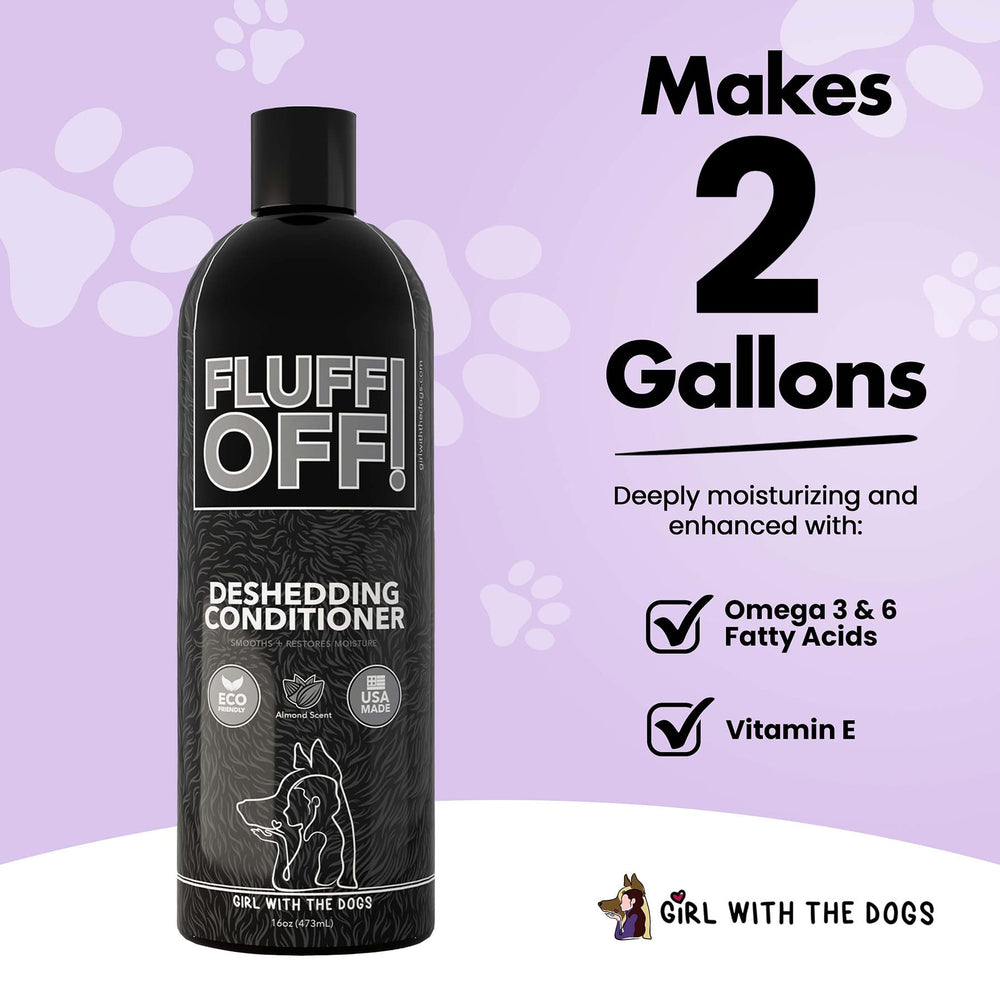 Scène de salon avec chien sur canapé propre après utilisation de Fluff Off réduisant les poils