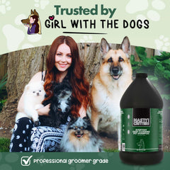 Gros plan mousse Nasty Critter montrant texture riche et nettoyage profond pour poils sales