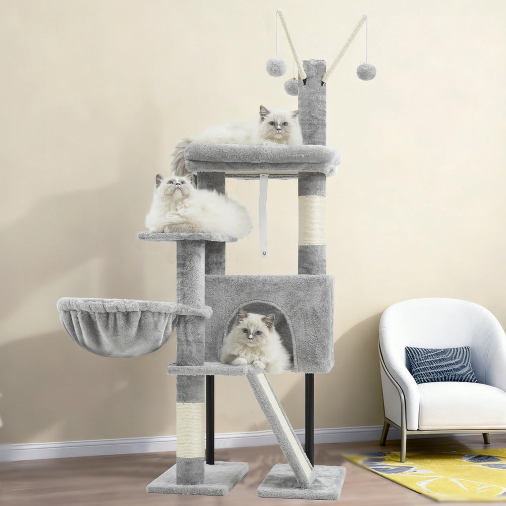 Gitelsnour arbre à chat installé dans un salon pour intégration lifestyle