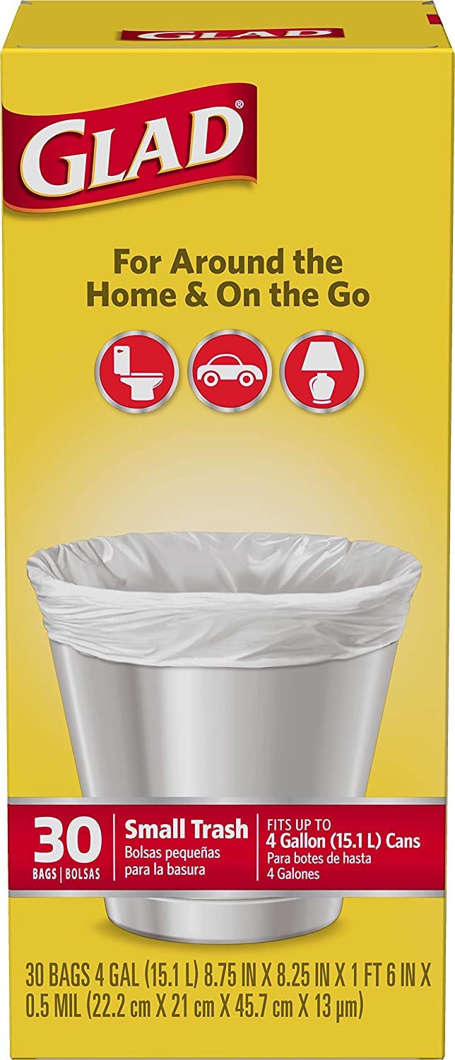 Comparaison d'échelle des sacs Glad 4 gallons à côté d'une corbeille standard
