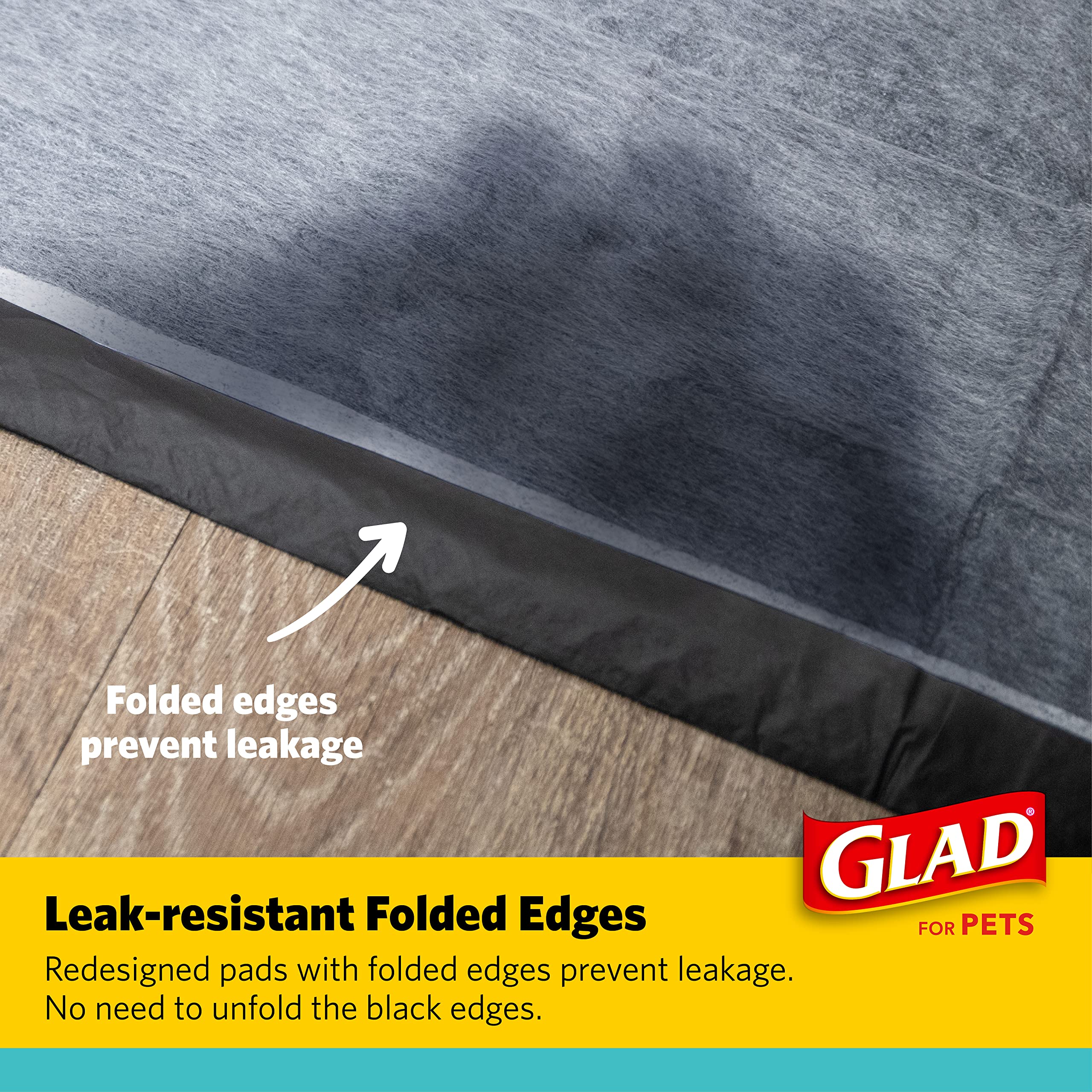 Glad chiot utilise le tapis facilitant l'entraînement et propreté