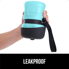 GORILLA GRIP gourde utilisée au parc hydrate chien sans gaspillage