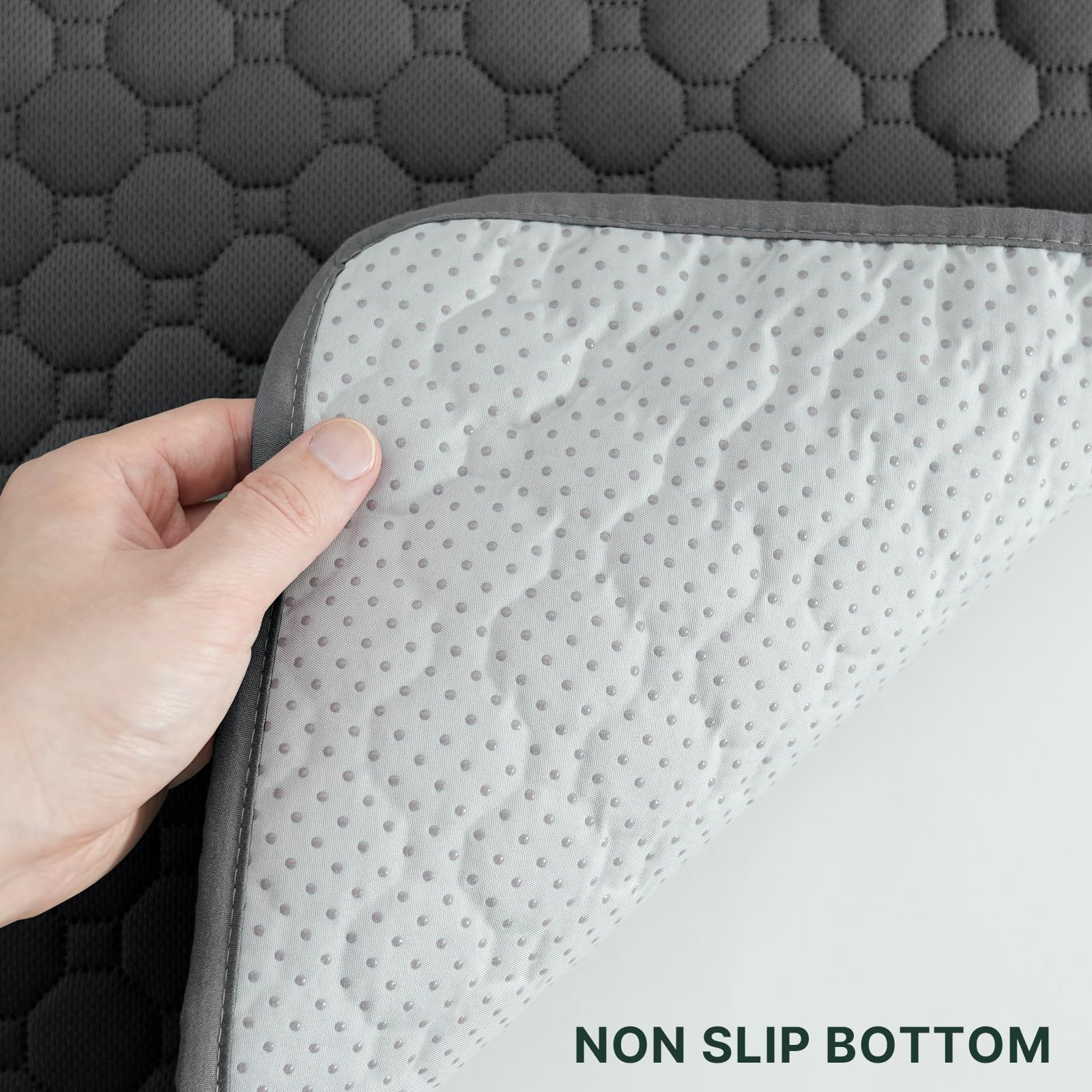 H.VERSAILTEX tapis placé dans une caisse pour protection et confort du chien
