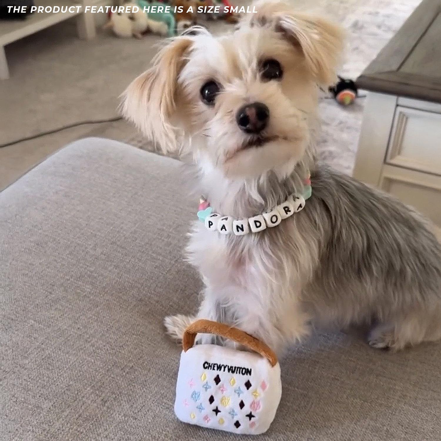 Haute Diggity Dog jouet posé dans un panier, idéal pour câlins et repos