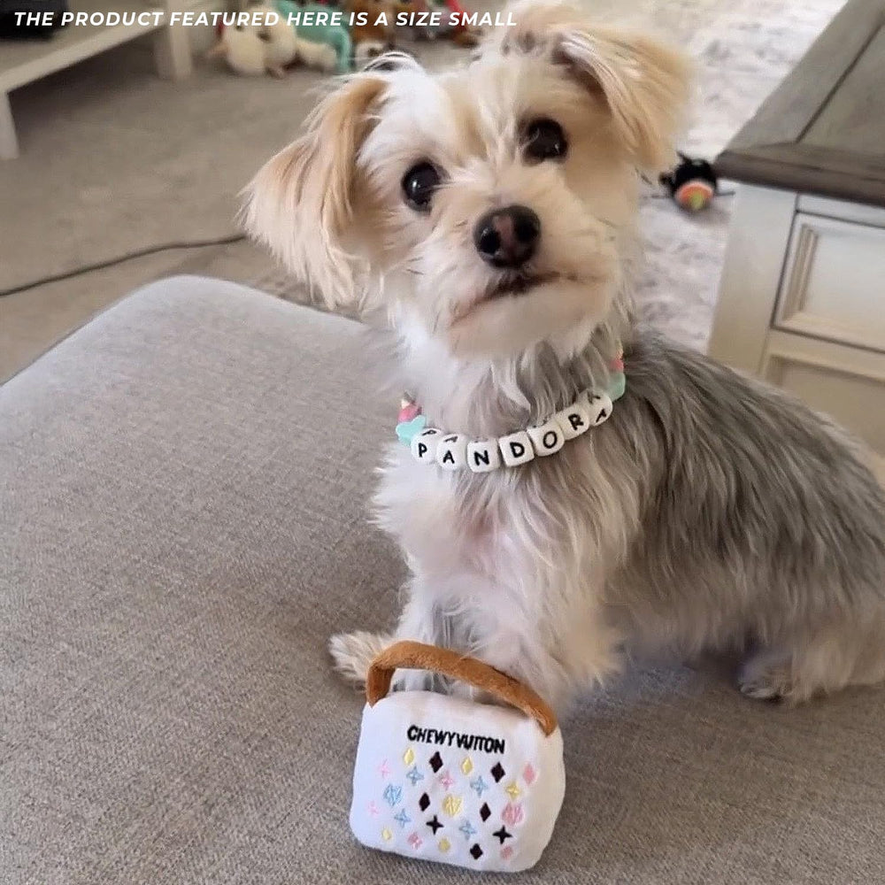 Haute Diggity Dog jouet posé dans un panier, idéal pour câlins et repos