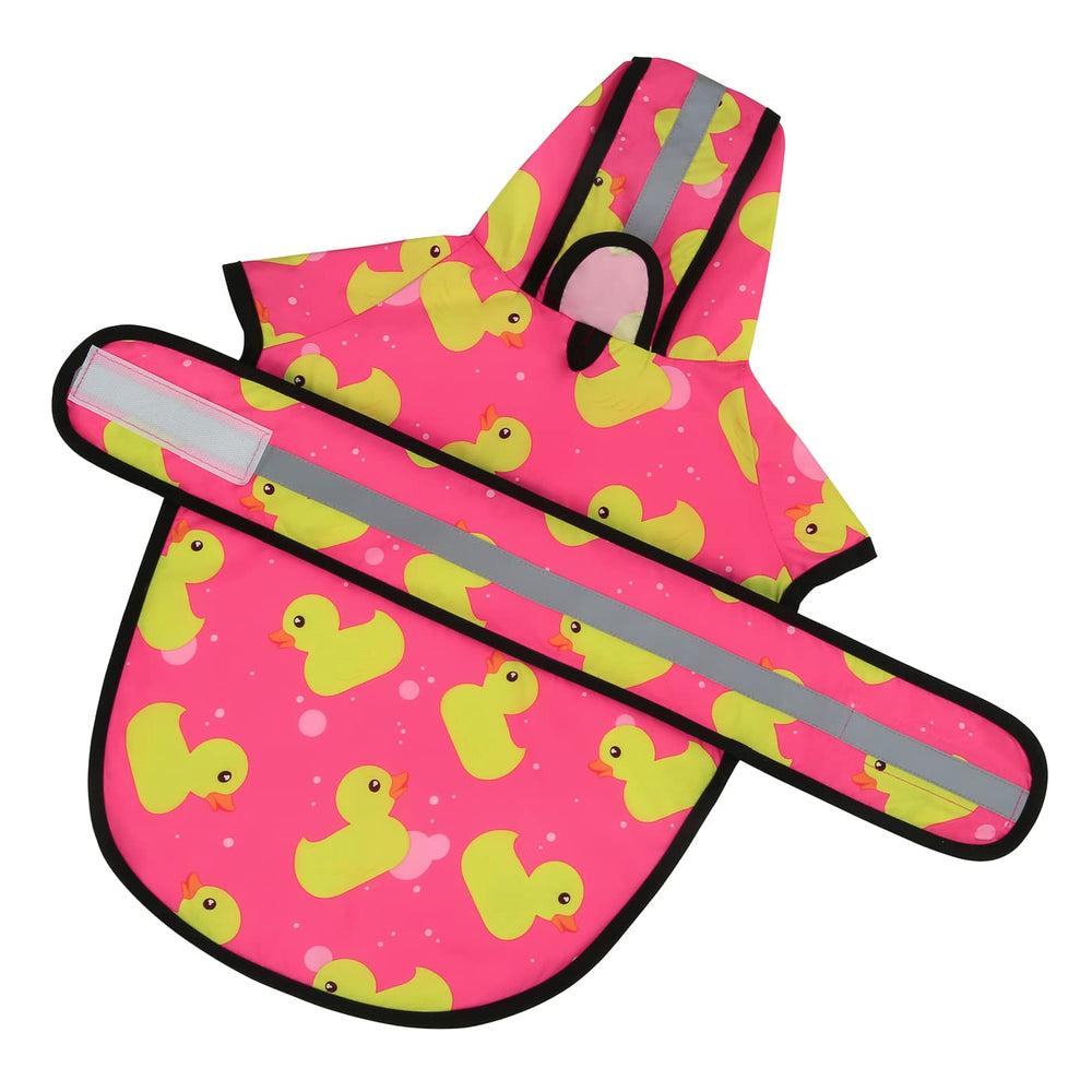 HDE imperméable rose porté par chien sous la pluie illustrant visibilité et confort