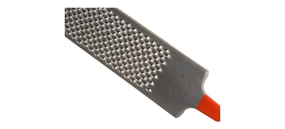 Heller râpe en action maréchal limant un sabot pour finition précise