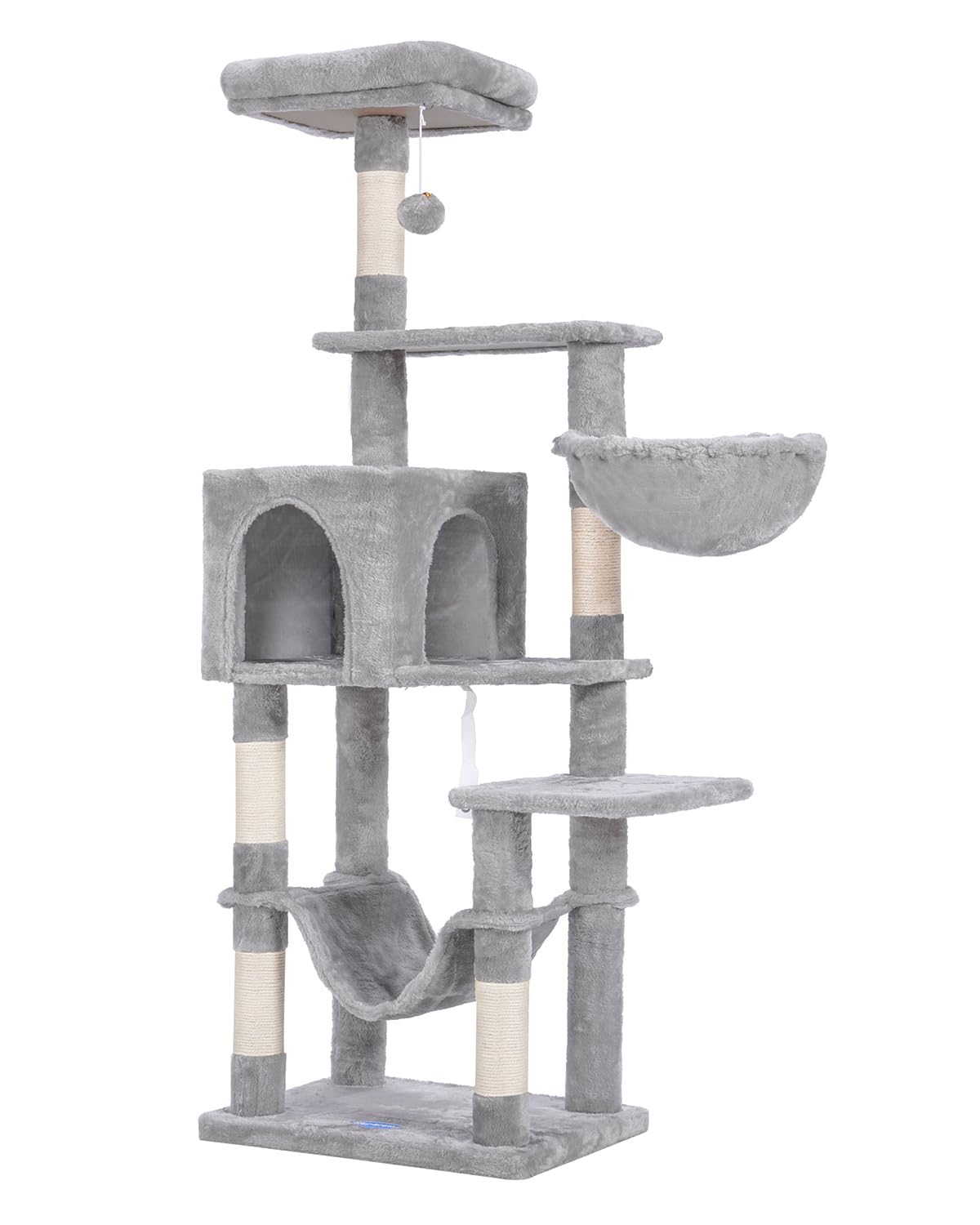 Hey-brother scène de plusieurs chats utilisant l'arbre multi-niveaux à la maison