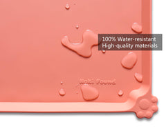 Hoki Found tapis en usage avec gamelles illustrant retention d'eau et facilité de nettoyage