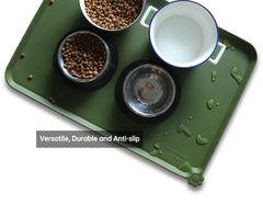 Hoki Found tapis en usage avec gamelles montrant propreté facile