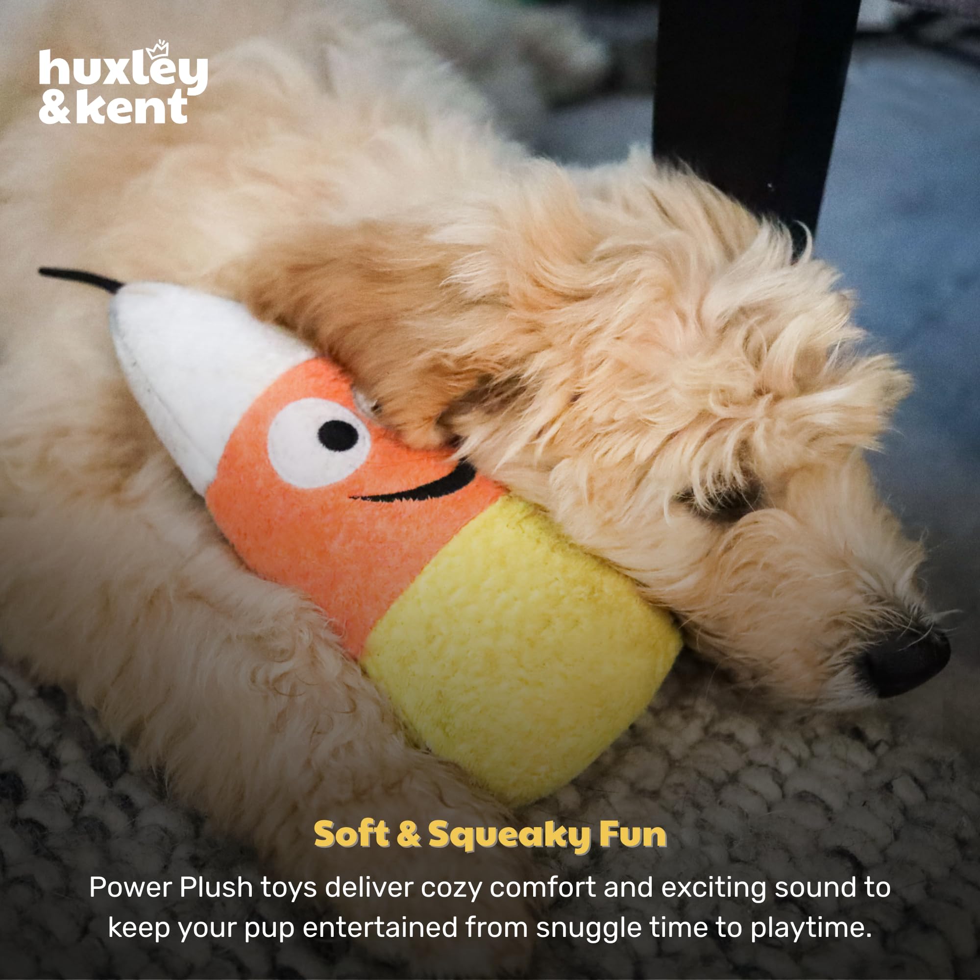 Huxley & Kent peluche Kookie Korn en situation de câlin sur canapé