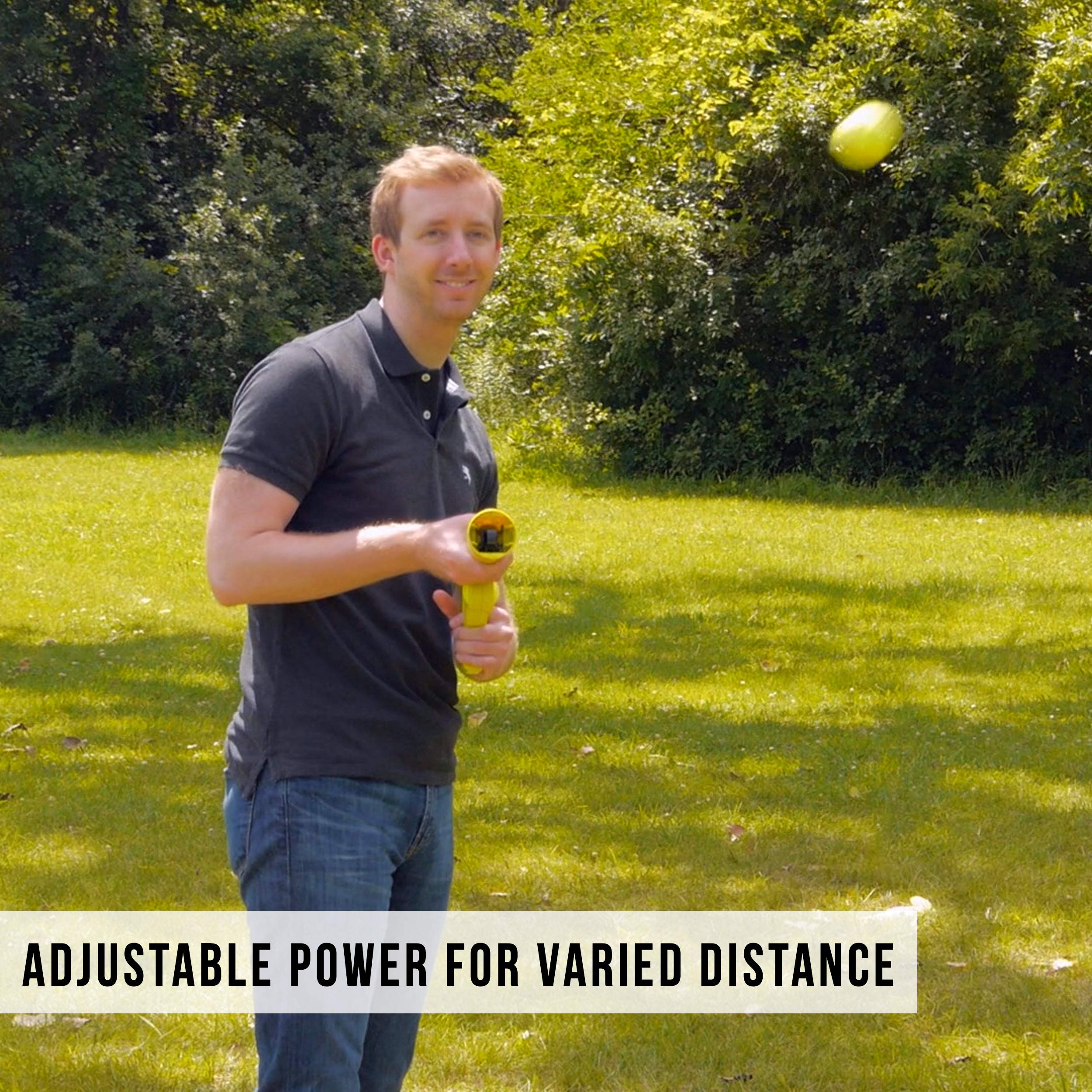Hyper Pet lanceur en action au parc avec petit chien, encourage l'exercice actif