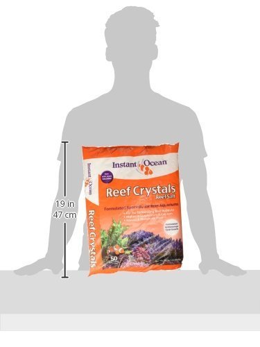 Instant Ocean sac à côté d'un repère d'échelle illustrant quantité pour 50 gallons
