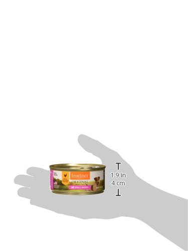 Instinct poulet cru en zoom illustrant protéine animale principale et qualité