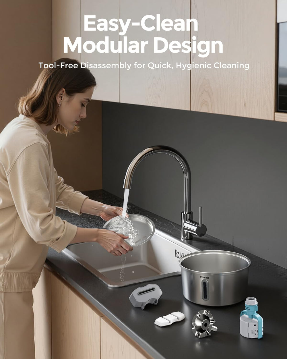 Invengo fontaine posée sur plan de travail de cuisine soulignant l'esthétique inox