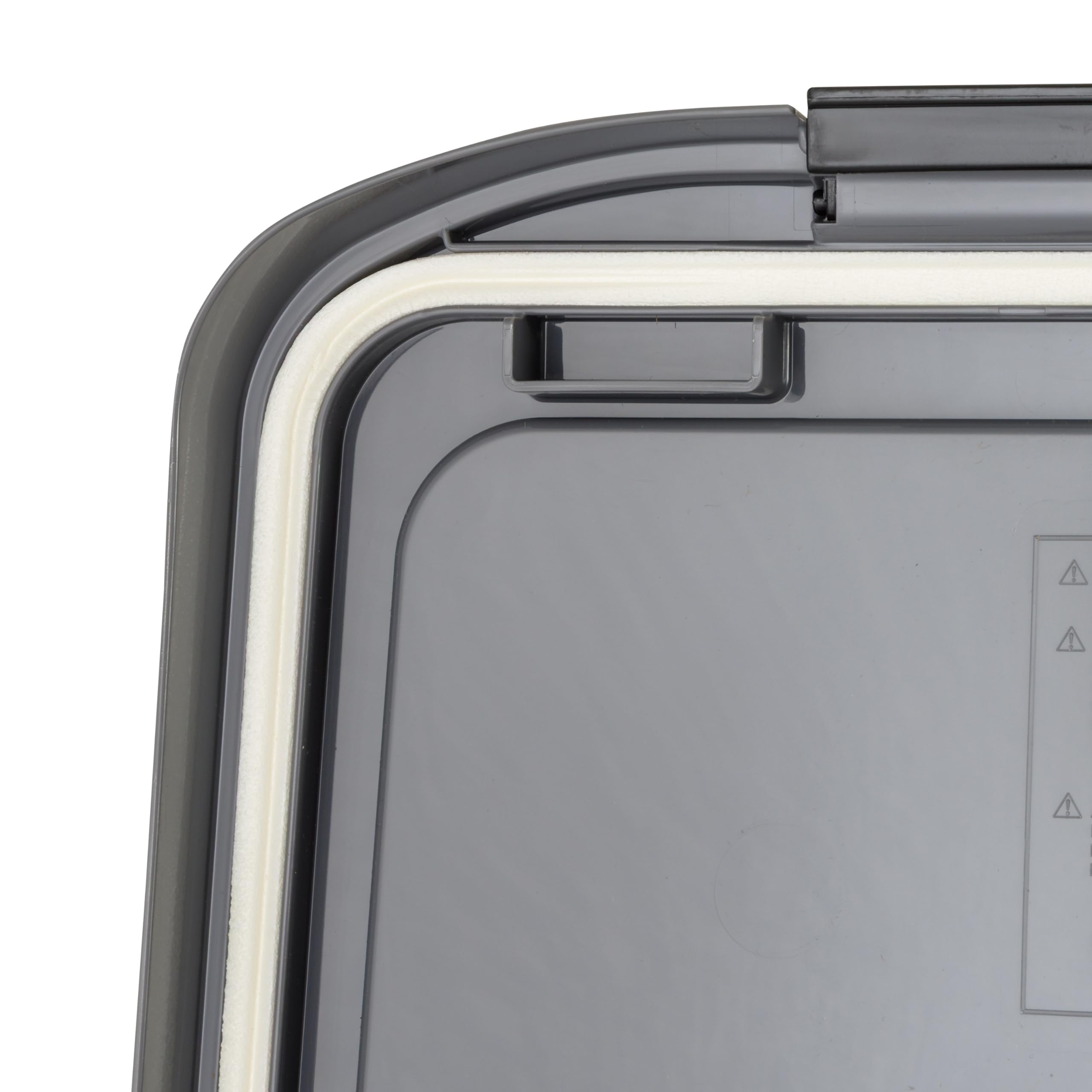 IRIS USA boîte dans un cellier stylisé optimisant l'espace