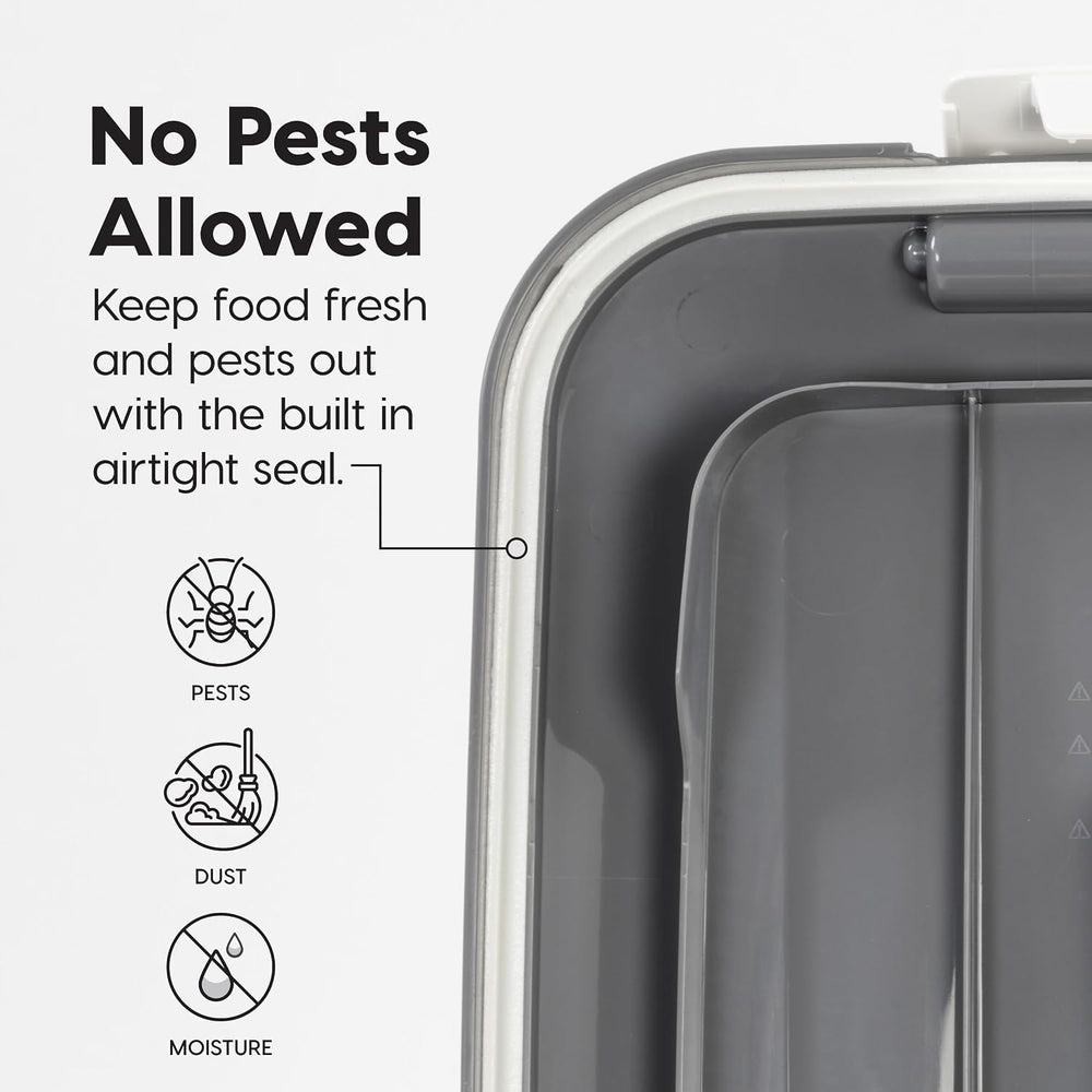 IRIS USA contenant rangé dans un pantry optimisant l'espace