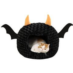 Jatmira lit chat devant montrant design Halloween et confort visuel