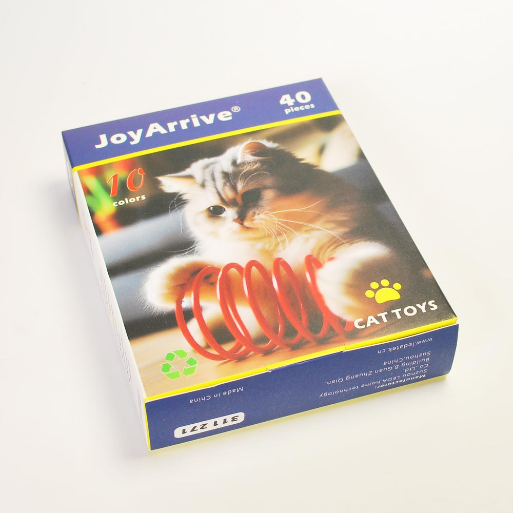 JoyArrive chat frappant un ressort illustrant interaction et amusement