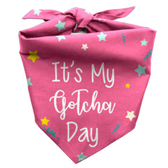 Joyriza bandana vue avant montrant le message "It's My Gotcha Day" pour photos mémorables