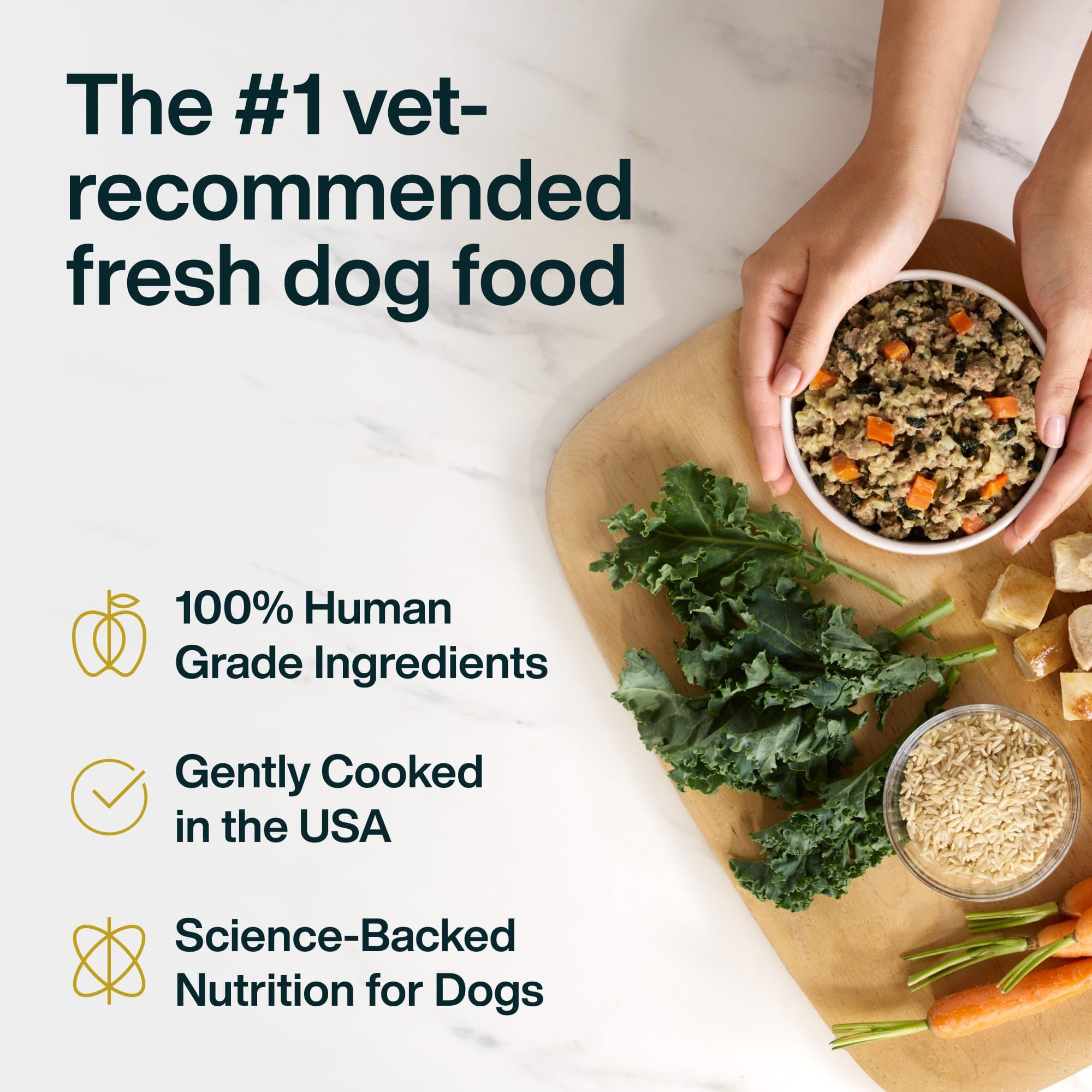 JustFoodForDogs sachet refermable tenu en main bénéfice conservation