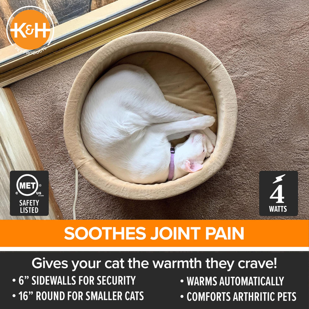 Chat installé sur le K&H Thermo-Kitty profitant d'une chaleur douce