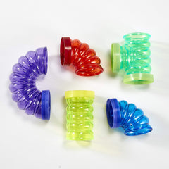 Kaytee tube assemblé en action intégré à une cage pour enrichissement