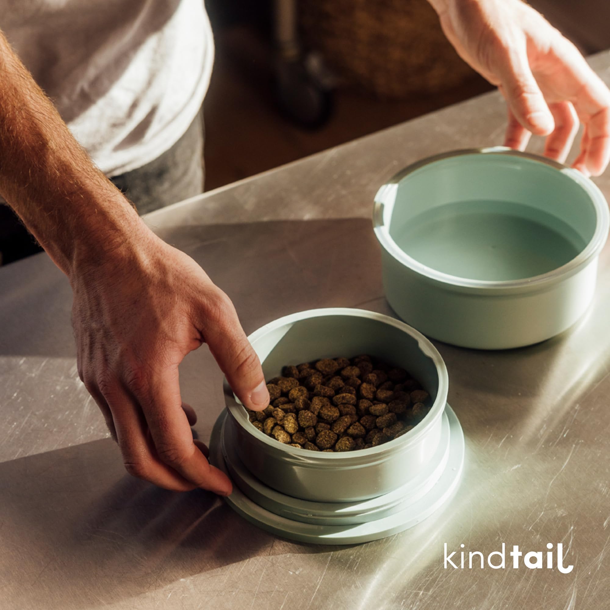 KindTail comparaison de taille avec main montrant compacité et légèreté