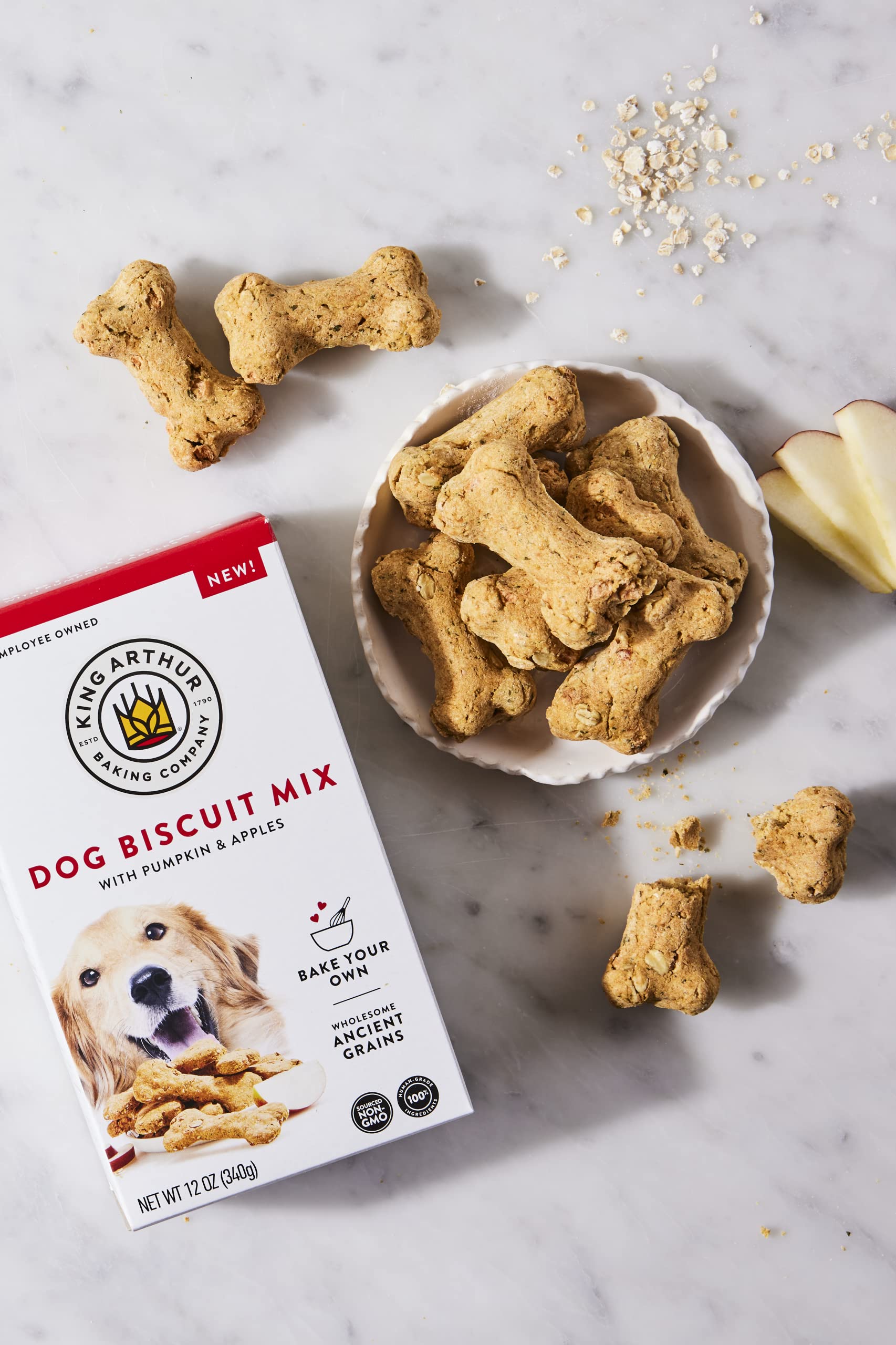 King Arthur comparaison de taille des biscuits à côté d'une patte de chien pour portionnage