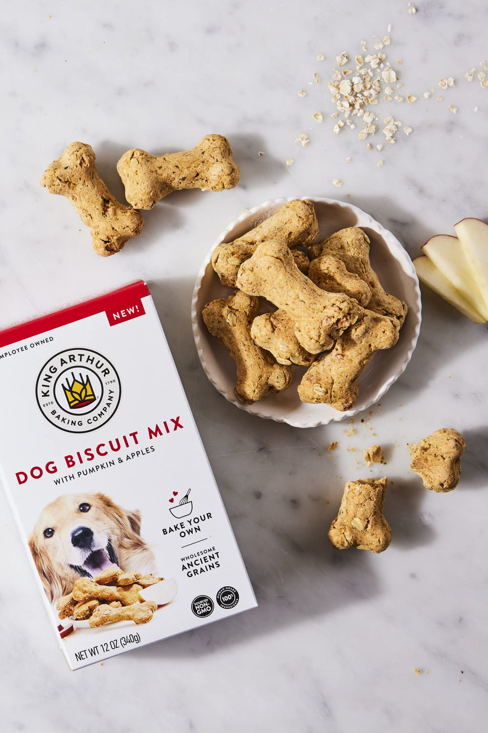 King Arthur comparaison de taille des biscuits à côté d'une patte de chien pour portionnage