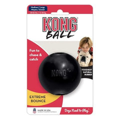KONG ballon dans la bouche du chien montrant prise sûre et rebond