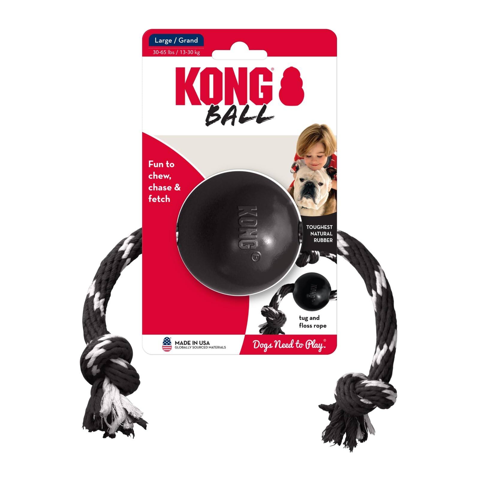 KONG balle dans une scène lifestyle à la plage pour jeux en extérieur