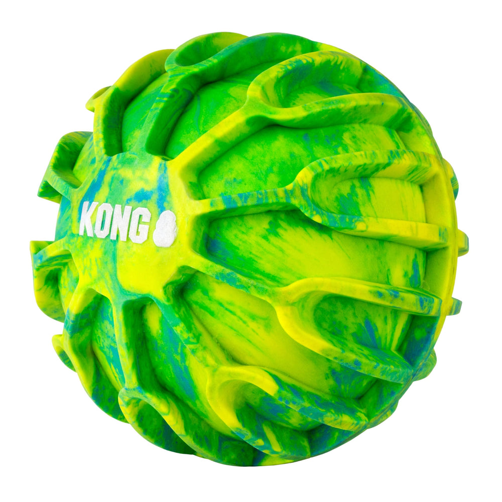 KONG FlexBall dans la bouche d’un grand chien, résistant et facile à saisir