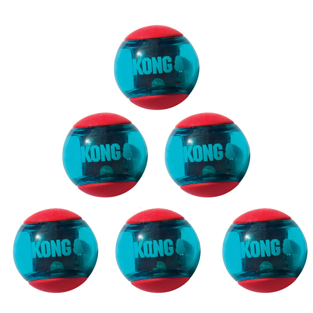 Chien jouant avec KONG Squeezz Action Ball en extérieur stimule l'exercice actif
