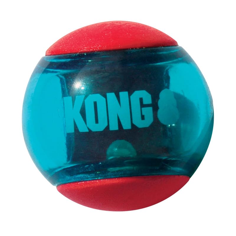 Gros plan couineur KONG Squeezz Action Ball couine encapsulée pour plus de durabilité