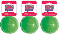 KONG Squeezz Ball face avant montrant couleurs variées et facilité d'attraper