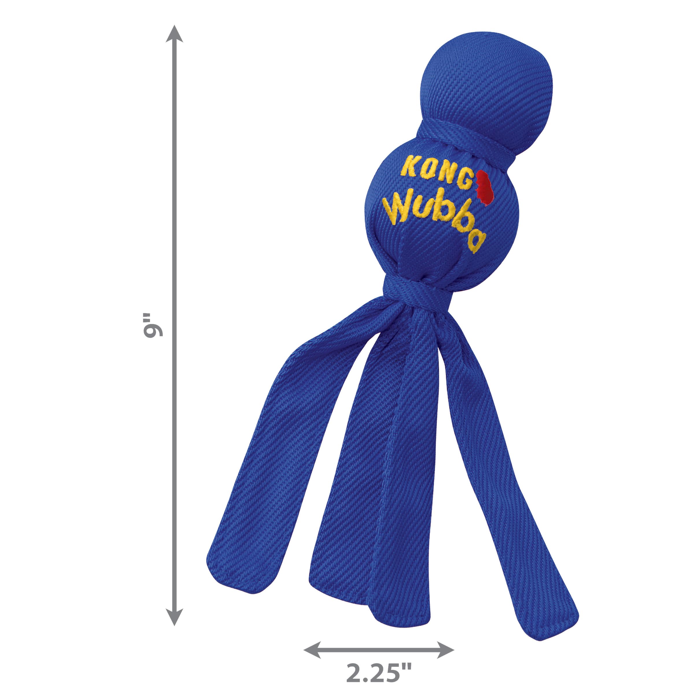 KONG Wubba en vol pendant un lancer pour stimuler l’exercice